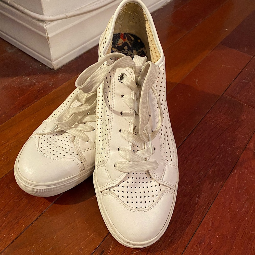 Cute white tennis sneakers perfect to dress down an outfit or run errands!